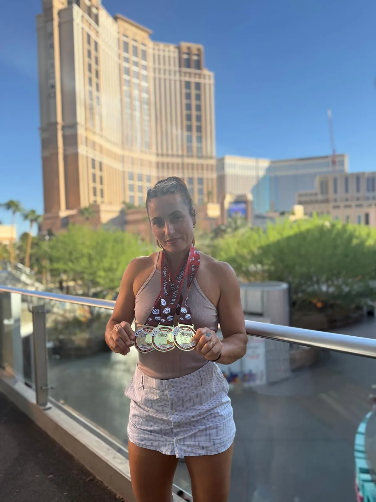Cristina Flor con sus medallas del World Masters Weightlifting Championships en Las Vegas