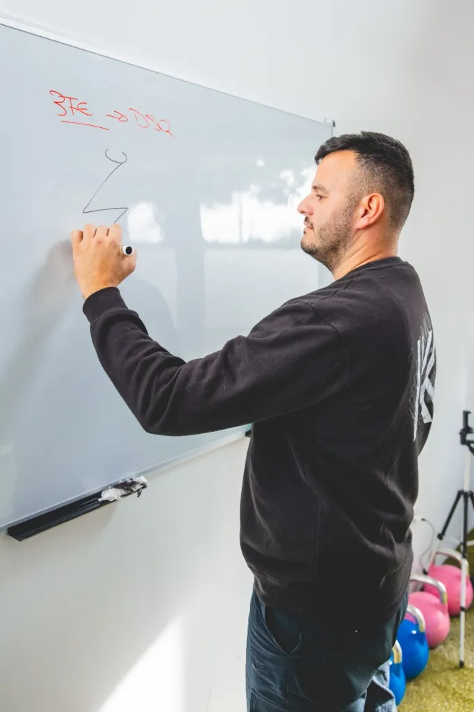 Kike Montoro impartiendo formación de readaptación